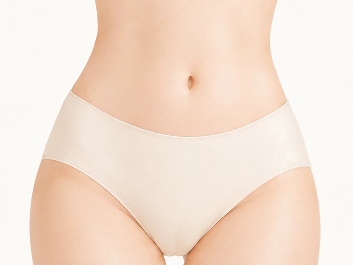 Hình vùng bụng dưới mặc đồ lót nhìn từ phía trước, đánh dấu đường bikini và vùng Y (vùng mu) phía trong